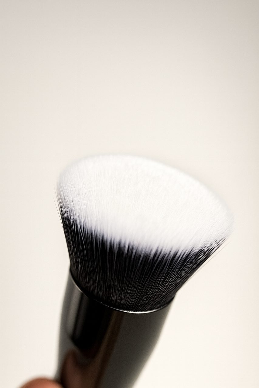 Close-up of VVIFY flat top kabuki brush bristles